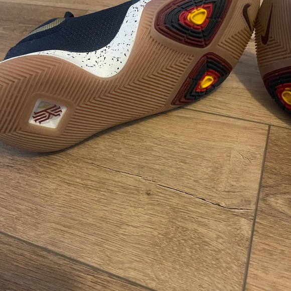 Nike Kyrie 3 Irving basketball shoes men’s size 9 sneakers obsidian gold - Picture 8 of 15